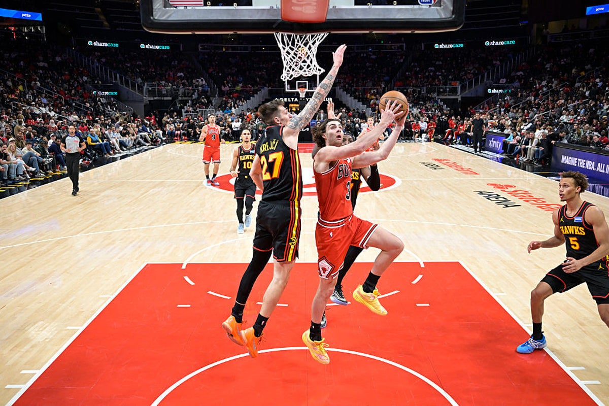 Bulls and Hawks combine for more than 300 points in high-scoring affair