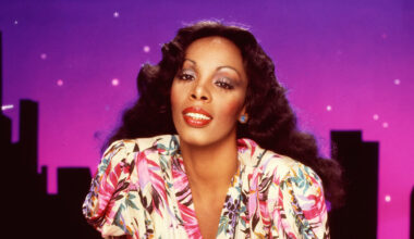 Singer Donna Summer poses for an album cover session on May 16, 1978 in Los Angeles, California.