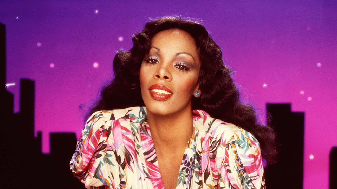 Singer Donna Summer poses for an album cover session on May 16, 1978 in Los Angeles, California.