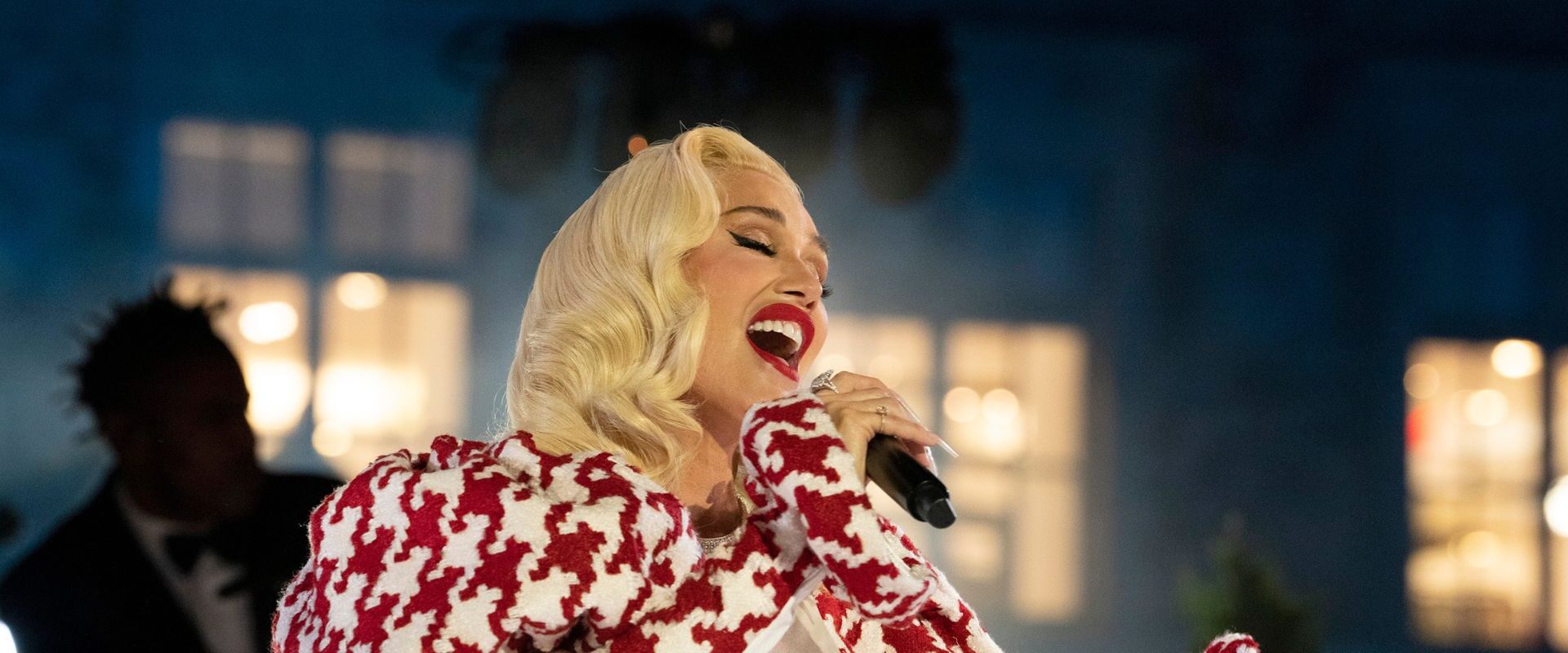 Gwen Stefani Dazzles With Disney Christmas Day Performance of “White Christmas”