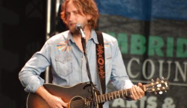 Houston Concert Watch 12/3: Hayes Carll, Brandy and More