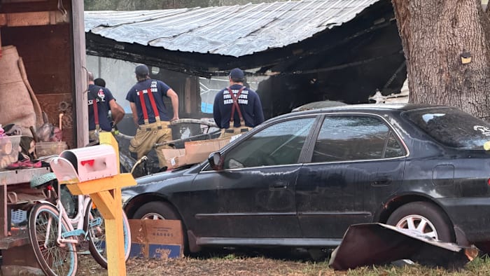 5 adults, 1 child displaced after mobile home fire in Englewood