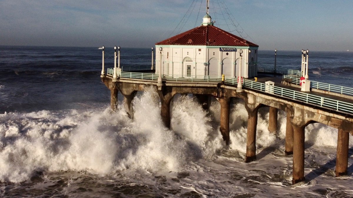 Marvel at the intense high tides from Manhattan Beach Pier – NBC Los Angeles