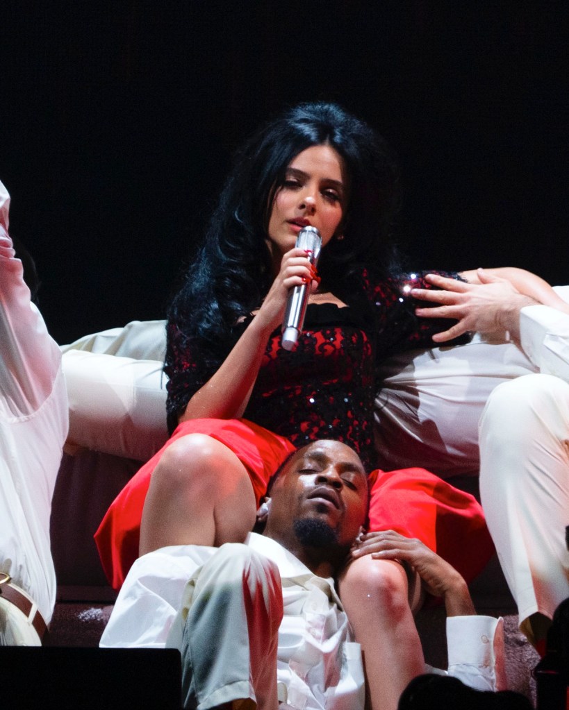 Jessie Murph singing at Jingle Ball