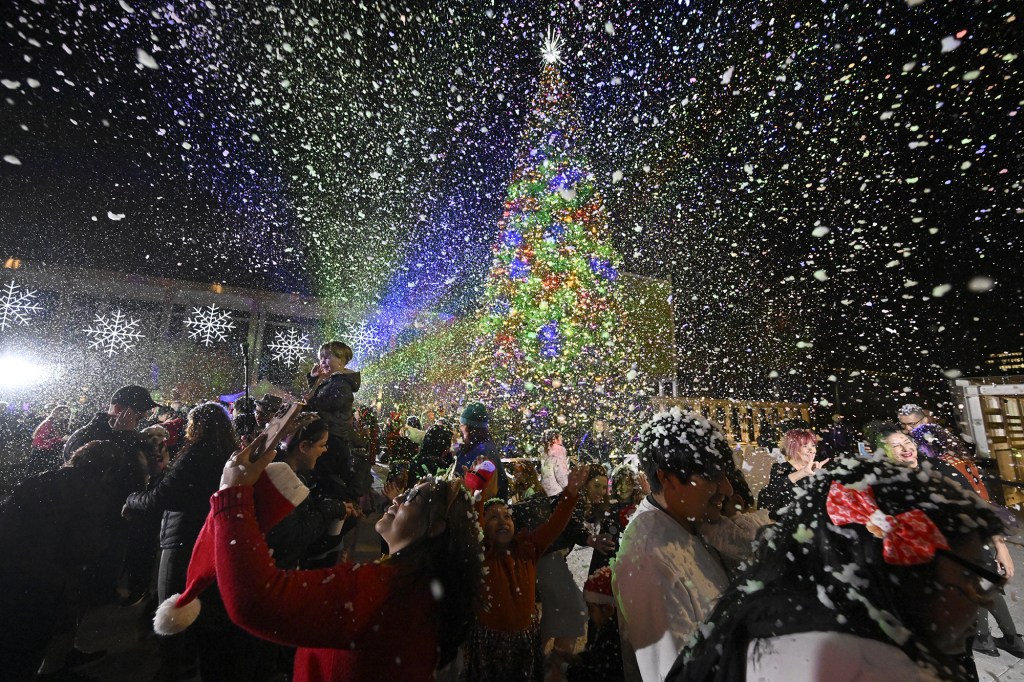 A tradition since 1948, LA County Christmas tree lighting draws crowd to Music Center – Daily Breeze
