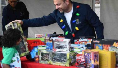 ‘Let It Snow!’ in NoHo drew 3,000 to enjoy artificial snowfall and free toys for children – Daily News