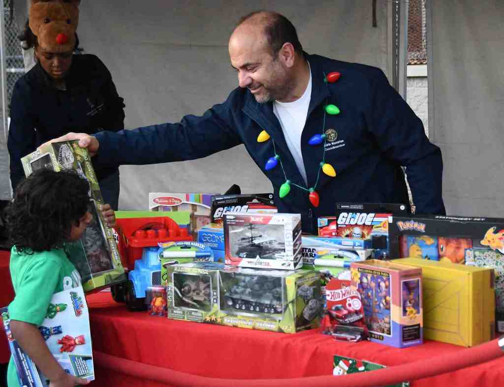 ‘Let It Snow!’ in NoHo drew 3,000 to enjoy artificial snowfall and free toys for children – Daily News