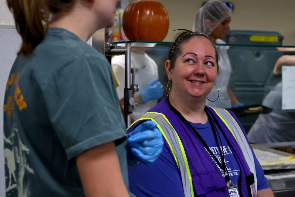  Jessica Dickerson, St. Vincent de Paul Phoenix Dining Room assistant manager, speaks with a volunteer during the breakfast service on the Key Campus in downtown Phoenix on Nov. 5, 2025. (Photo by Sydney Lovan/Cronkite News)
