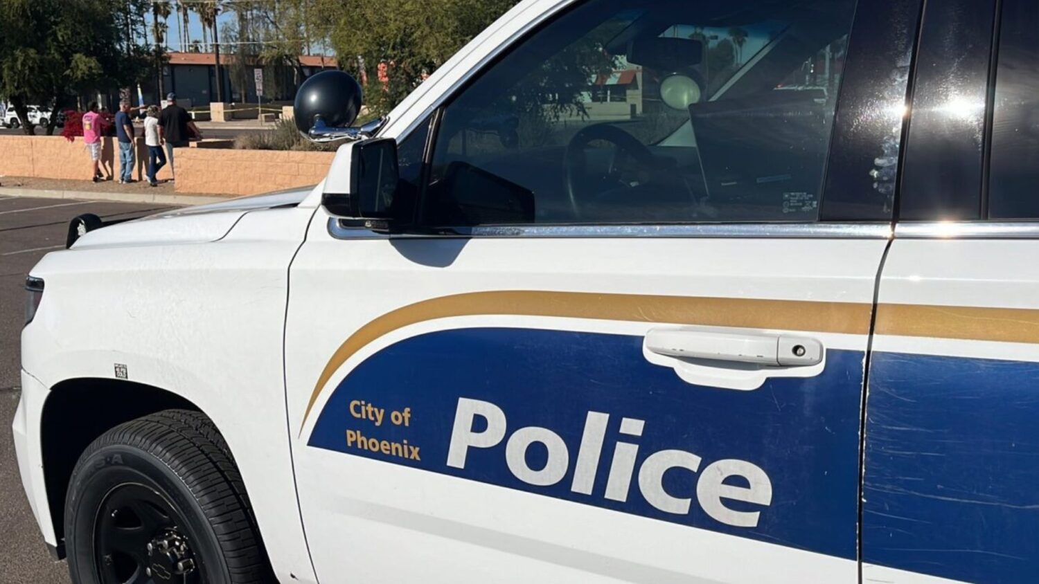 Suspect at large in Phoenix stabbing...