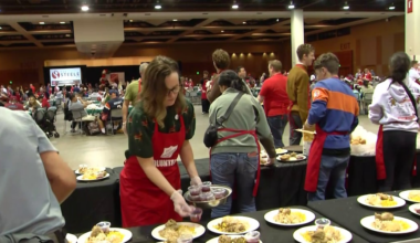 Volunteers serve Christmas dinner to thousands at Phoenix Convention Center