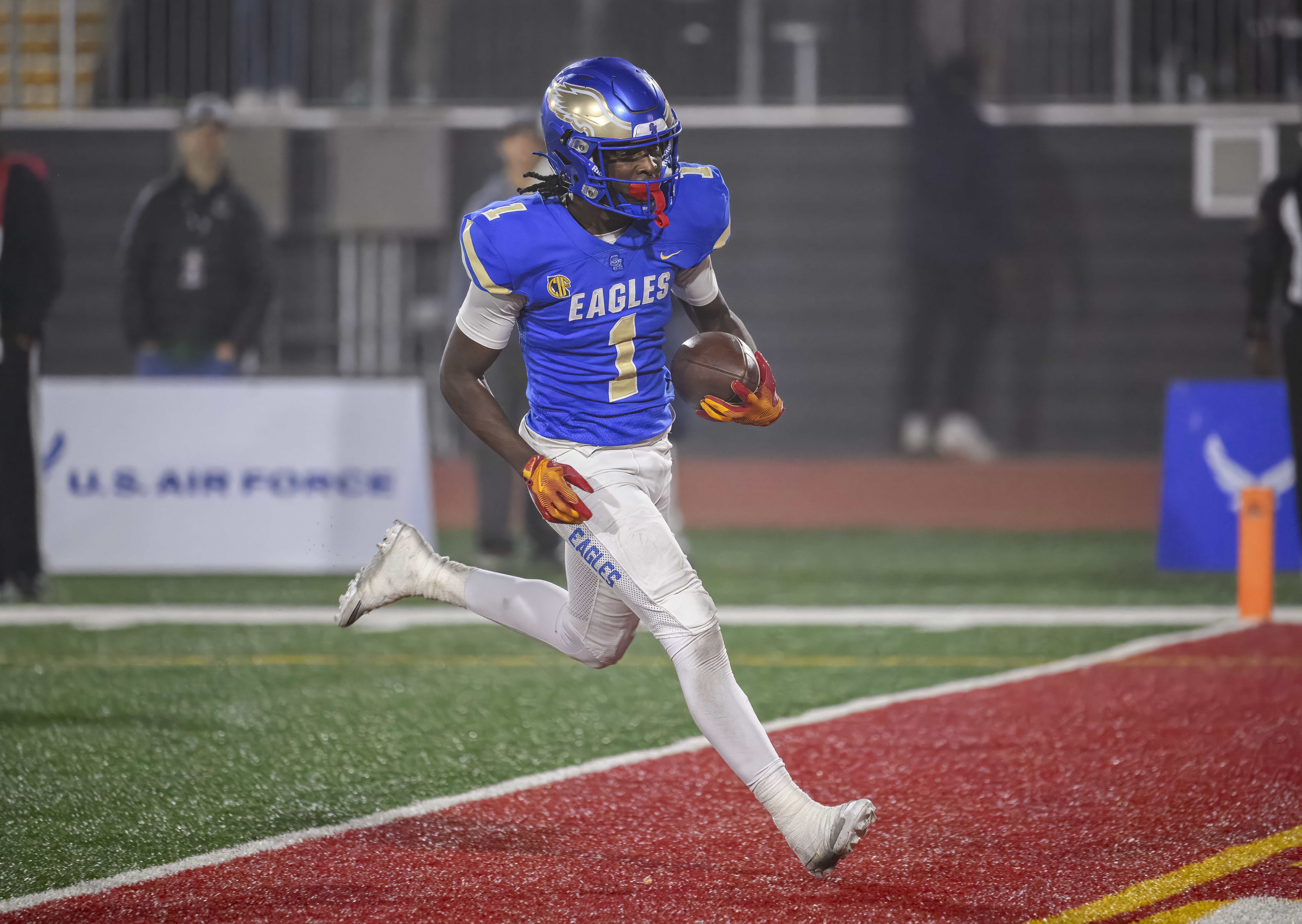 Santa Margarita running back Jaion Smith runs into the end...