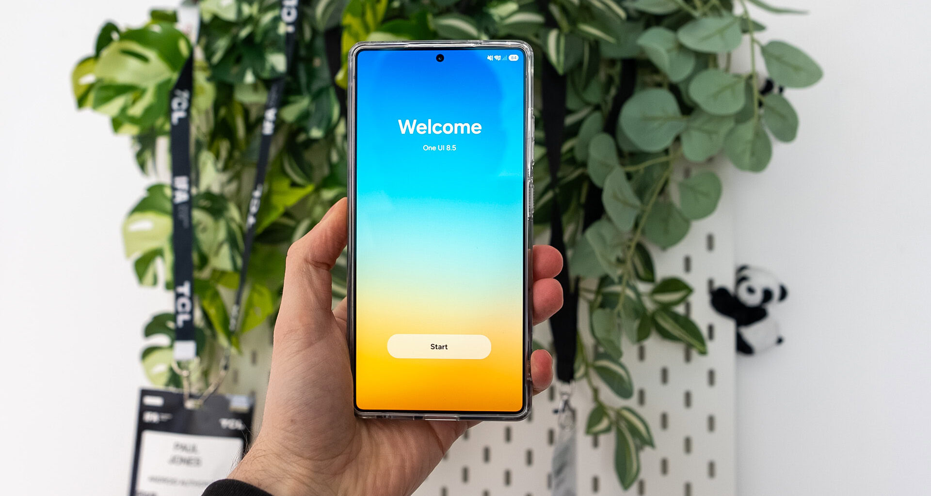 One UI 8.5 Splasg Screen in hand