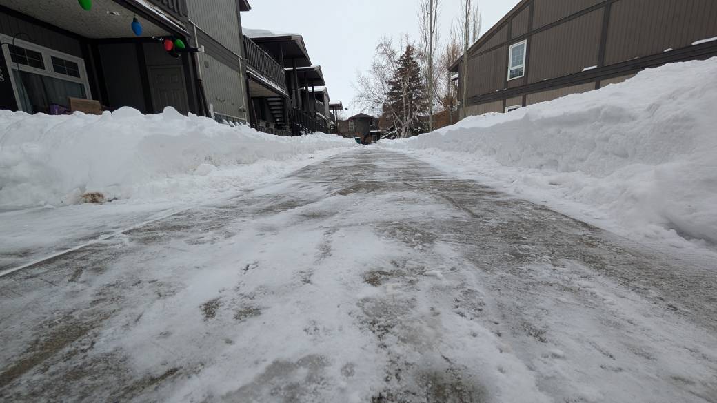 Click to play video: 'Edmonton continues to clean up following massive Christmas snowfall'