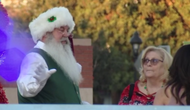 Professional Santas in Arizona see surge in bookings through social media