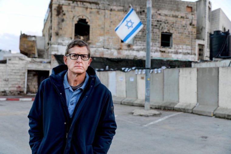 TITLE:Louis Theroux: The Settlers ,EP NUMBER:,TX DATE:27-04-2025,TX WEEK:17,EMBARGOED UNTIL:,PEOPLE:Louis Theroux ,DESCRIPTION:in Hebron,COPYRIGHT:Mindhouse Productions Ltd,CREDIT LINE:BBC/Mindhouse Productions Ltd/Josh Baker