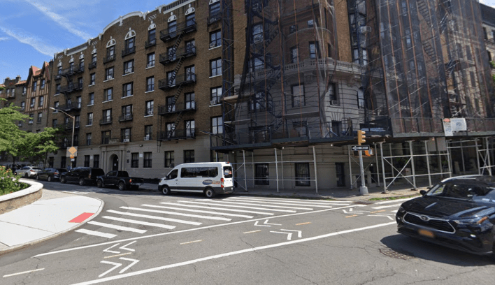 A photo of the northbound local street at Riverside and 158th Street
