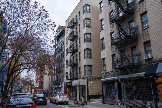 Police were still present a day after Actor Peter Greene was found dead inside his ground floor apartment at 20 Clinton Street in Manhattan on Saturday December 13, 2025. 0743. (Theodore Parisienne / New York Daily News)