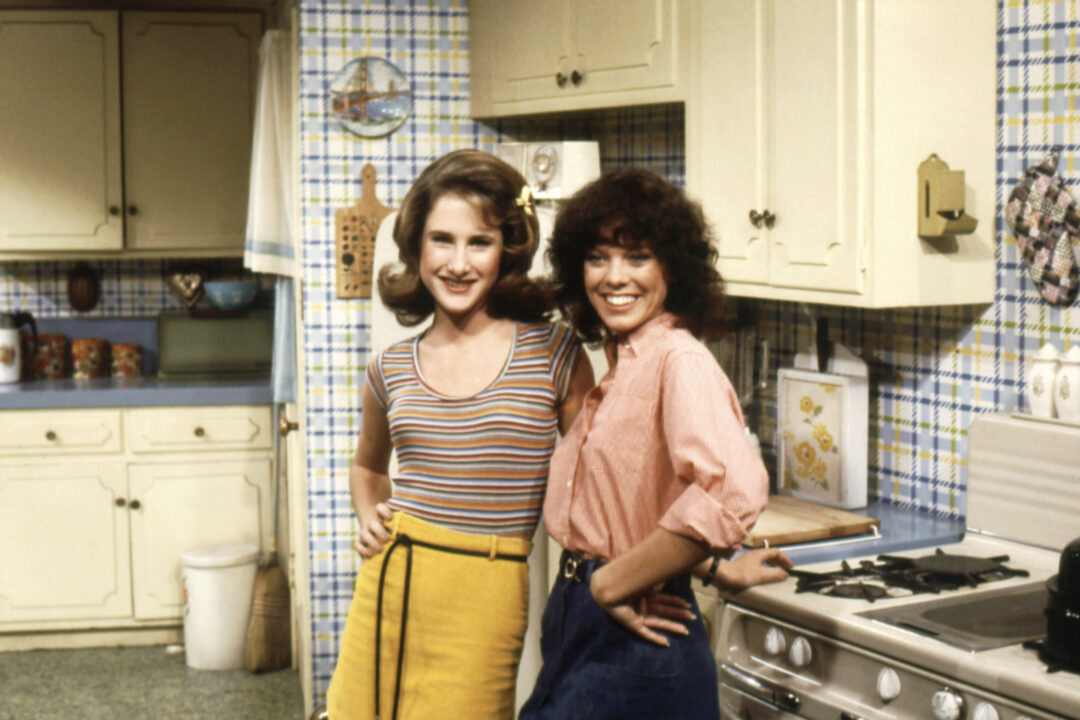 HAPPY DAYS, from left: Cathy Silvers, Erin Moran, 1974-84.