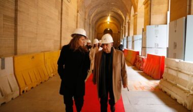 Architect Frank Gehry, right, tours the vaulted walkway during the Philadelphia Museum of Art's "Core Project" ground breaking event in 2017.