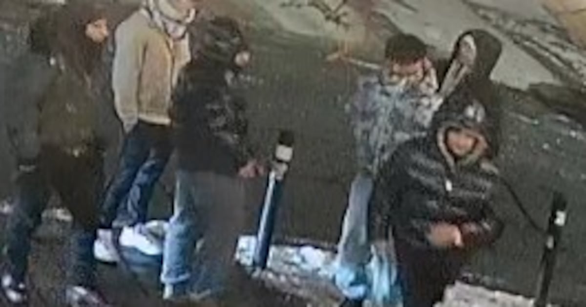 6 suspects at-large after 2 males stabbed during fight at downtown restaurant: Toronto police - CTV News