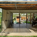 © Alessandro Kusuki House in Vinhedo / Apiacás Arquitetos - Exterior Photography, Beam