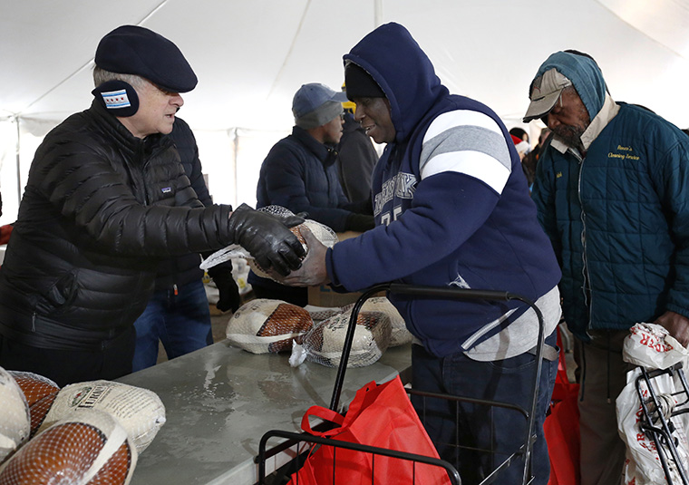 Cardinal Cupich joins parish for Thanksgiving food giveaway - Photos