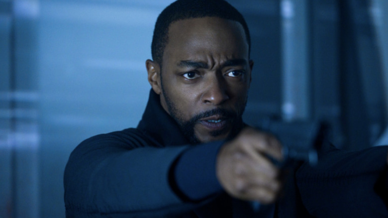 Takeshi Kovacs (Anthony Mackie) points a gun in Altered Carbon