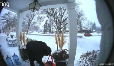 Video shows thieves steal Christmas presents from Clarendon Hills porch – NBC Chicago