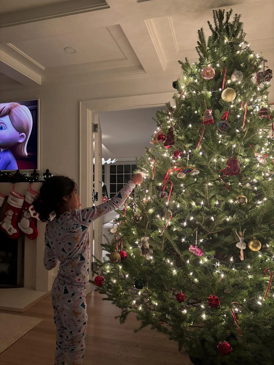 In the first few photos Hope and Haley added candy canes to the large tree, which was already covered in sweet treats and red baubles. <span class="image-credit">(Instagram)</span>