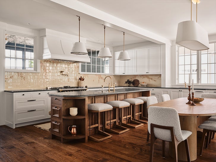 1212-Emma-Stone-and-Dave-McCary-Austin-Estate-Sold-SUB-3