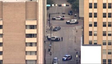 Wanted felon barricaded self inside vehicle in Downtown Dallas, police say