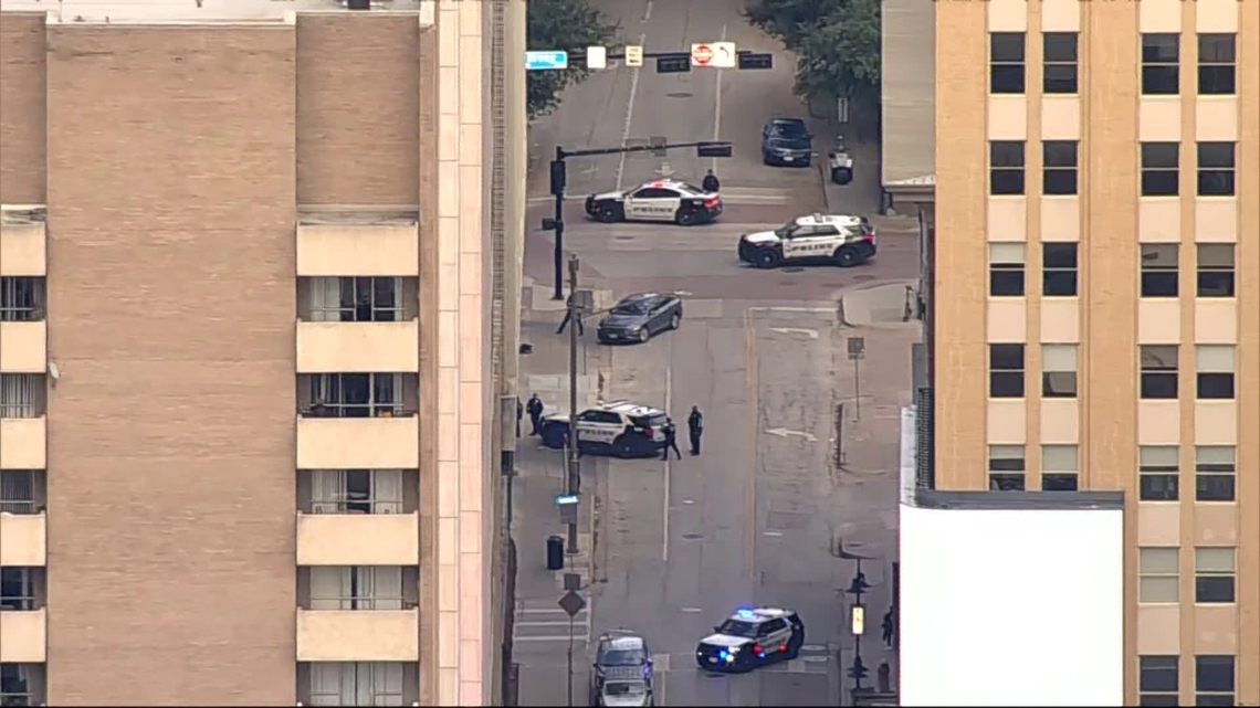 Wanted felon barricaded self inside vehicle in Downtown Dallas, police say