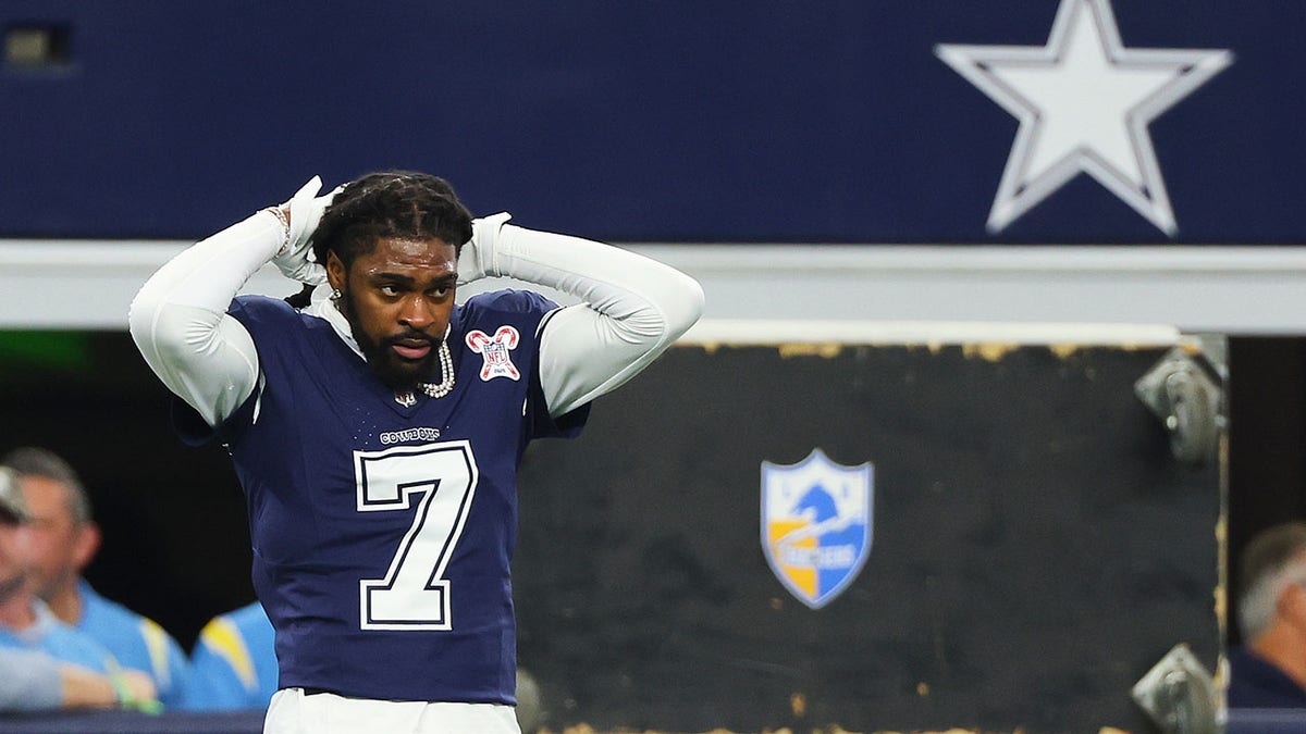 Trevon Diggs warms up