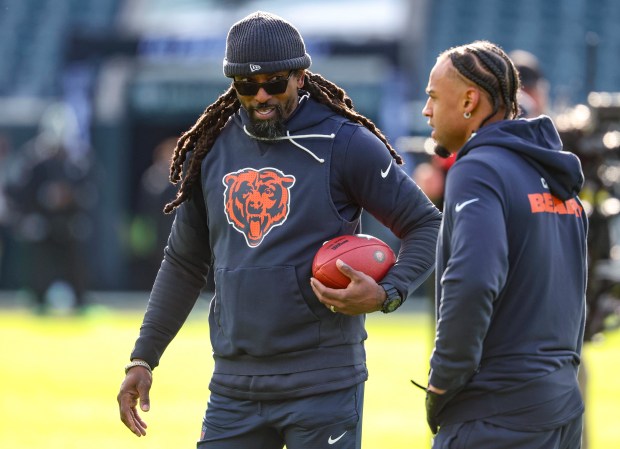 Chicago Bears passing game coordinator/defensive backs coach Al Harris, left, works with cornerback Kyler Gordon before the game against the Eagles on Nov. 28, 2025, at Lincoln Financial Field in Philadelphia. (Brian Cassella/Chicago Tribune)