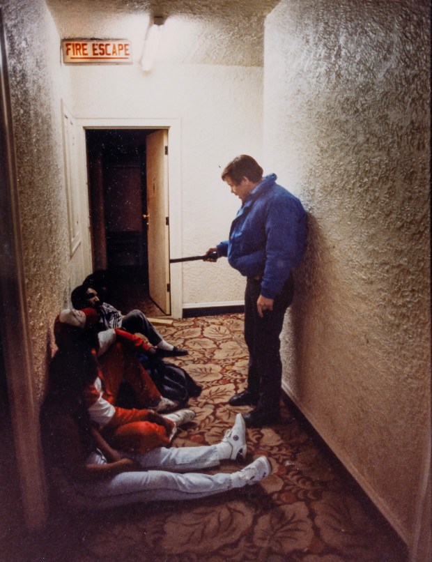 Chicago police Detective Mike Cronin makes alleged drug-related arrests at the Washington Pines hotel in 1989. (Michael Fryer/Chicago Tribune)