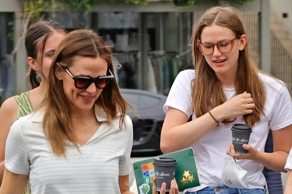 BACKGRID Jennifer Garner and Violet Affleck in Los Angeles on July 20, 2025
