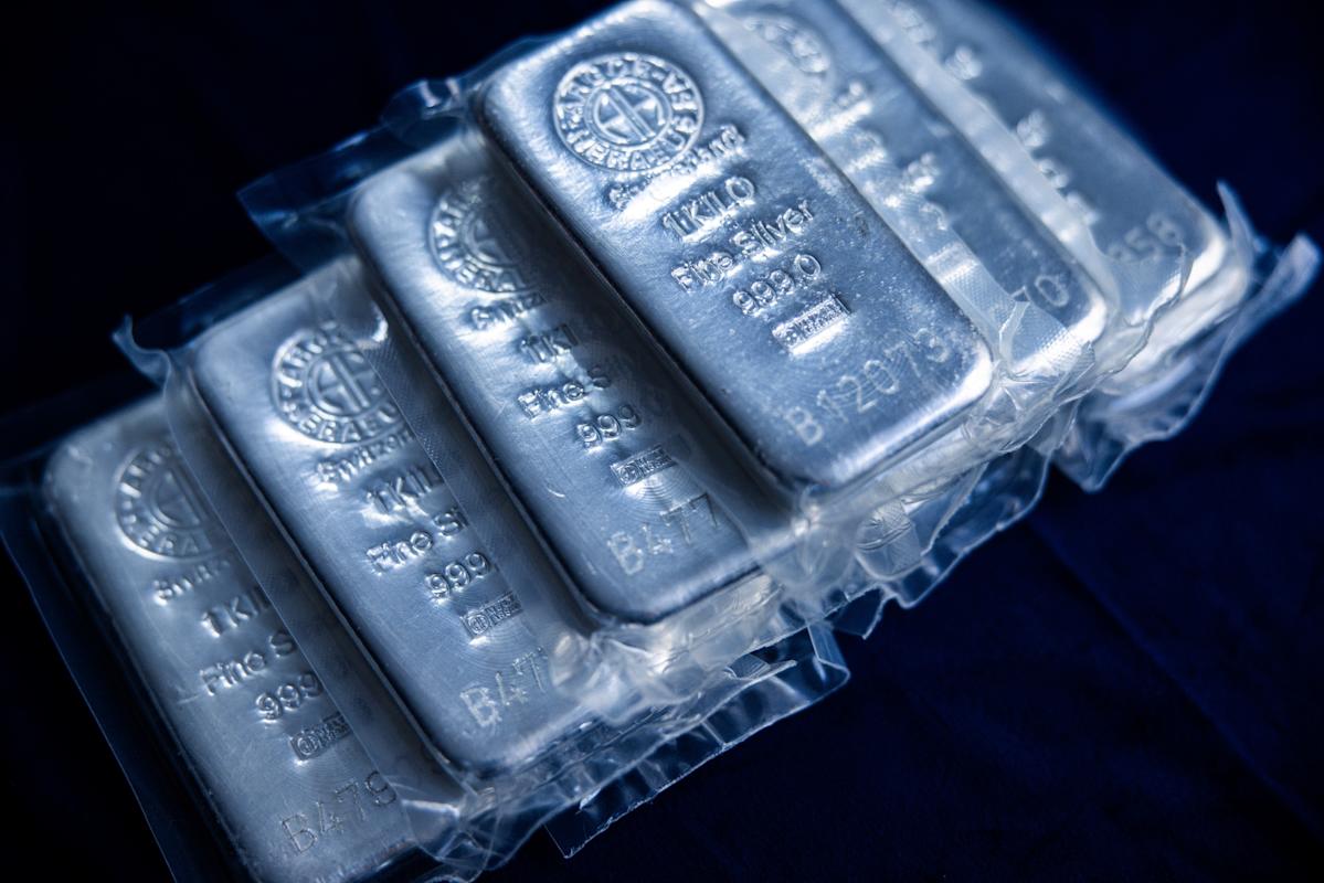 Silver Powers Past $60 as Speculators Ride Upside Momentum