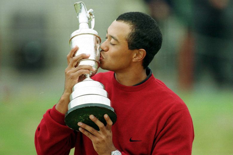 Woods kisses the Claret Jug after winning the Open Championship in 2000.