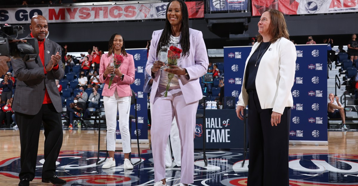 Should Chamique Holdsclaw make the Naismith Basketball Hall of Fame?