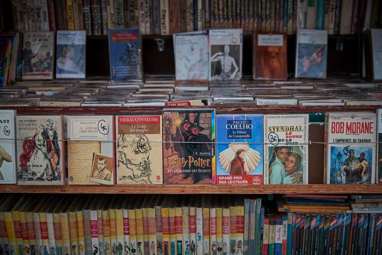 Each occupancy permit is granted for five years. Booksellers must open their stalls at least four days a week, except in bad weather.