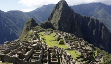 Trains crash while carrying tourists to Peru’s Machu Picchu, killing 1 person and injuring dozens