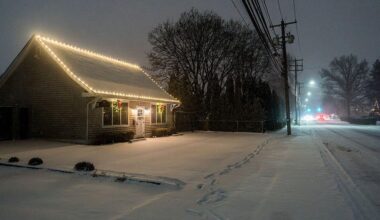 Winter storm snarls thousands of flights in the Northeast and Great Lakes. Maps show the latest forecast.