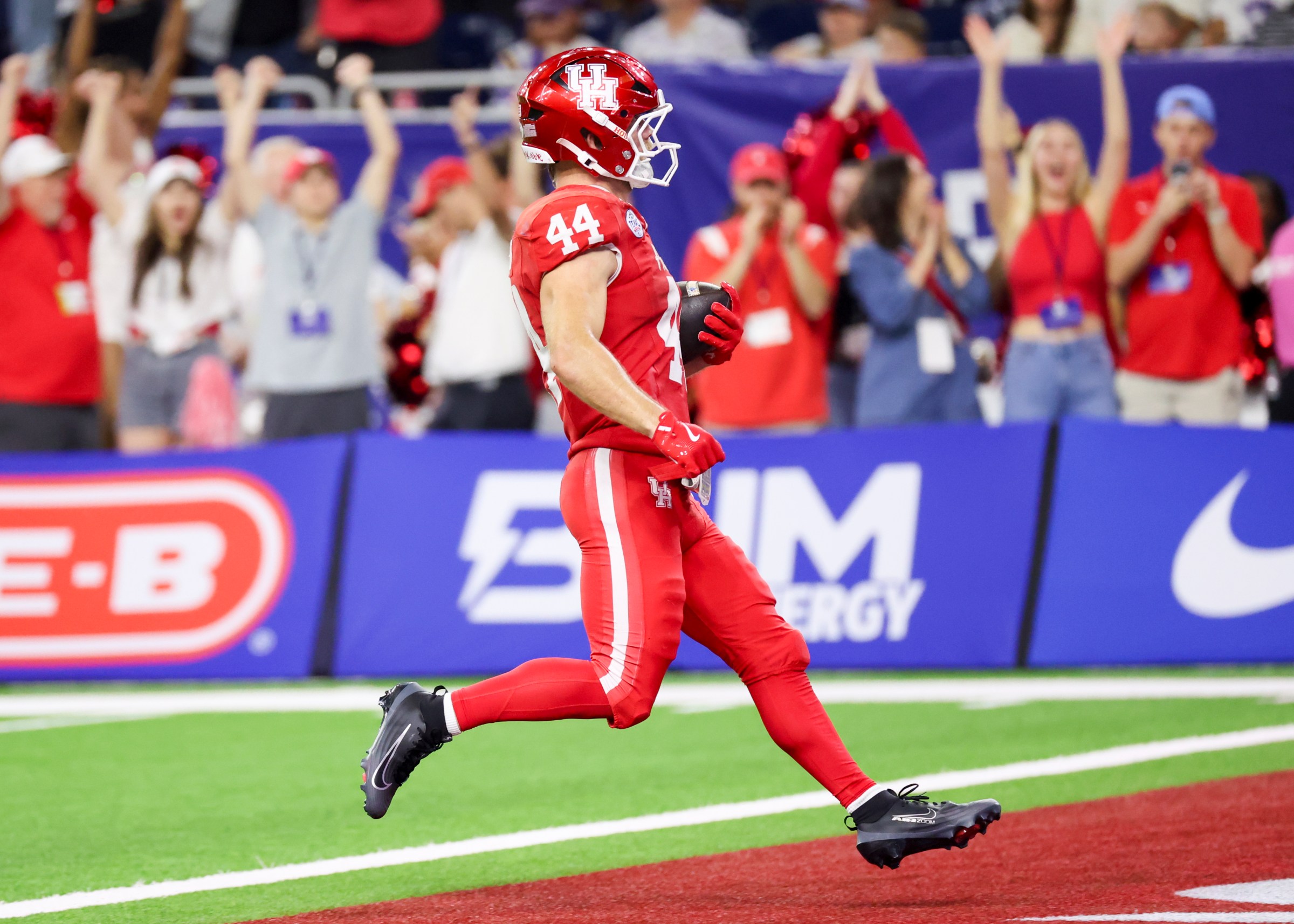 HOUSTON, TX - DECEMBER 27: Houston Cougars running back Dean Connors (44) scores a touchdown in the fourth quarter during the Kinder’s Texas Bowl between the LSU Tigers and Houston Cougars on December 27,2025 at NRG Stadium in Houston, Texas. (Photo by Leslie Plaza Johnson/Icon Sportswire via Getty Images)
