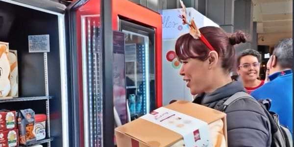 H-E-B holiday vending machine pops up at Houston airports