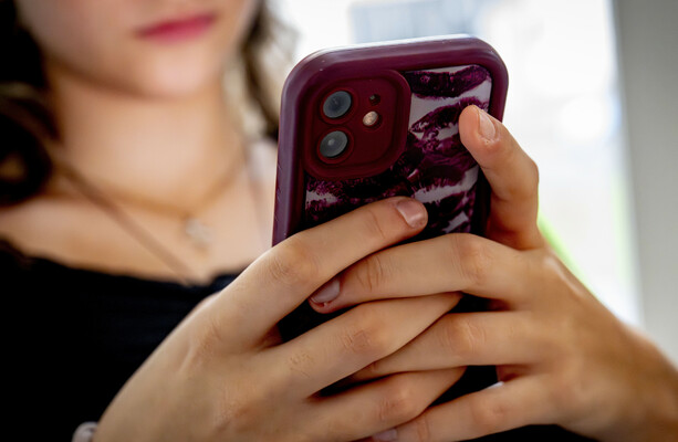 High social media use and sexting linked to poorer mental health in teenagers, study finds - The Journal