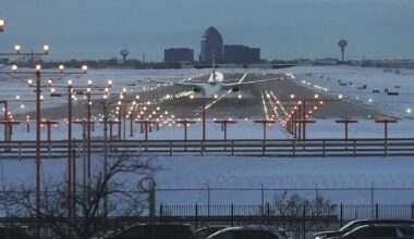 At least 1,500 flights canceled as snow hits Northeast during holidays