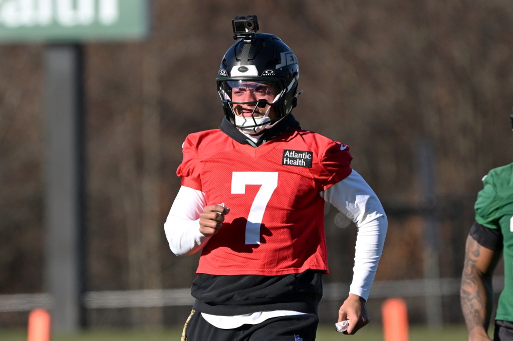 Jets quarterback Justin Fields (7) runs at practice in Florham Park, NJ.