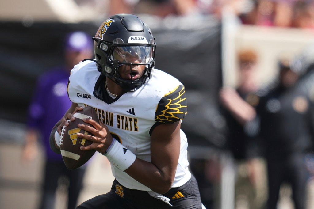 Kennesaw State quarterback Amari Odom looking to throw the football.