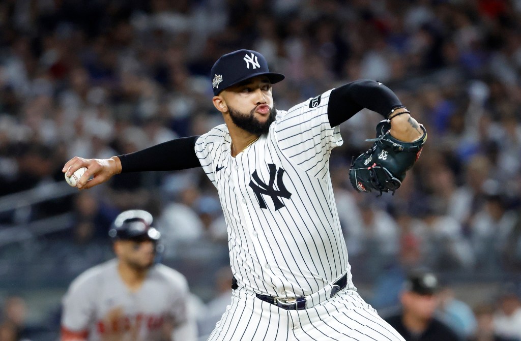New York Yankees pitcher Devin Williams throws a pitch during the 8th inning.