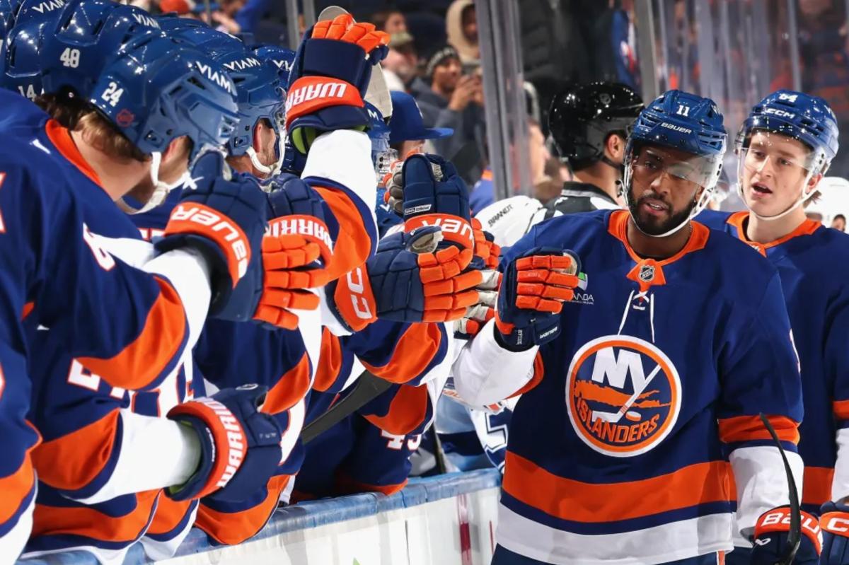 Islanders grind out ugly win over Lightning to snap losing streak